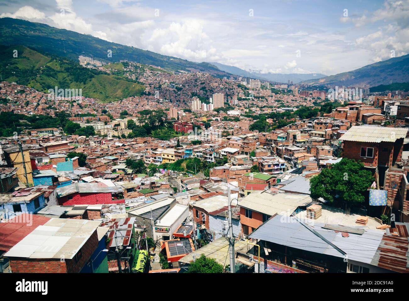 Vue aérienne du paysage urbain animé de Medellin depuis la Comuna 13 Banque D'Images