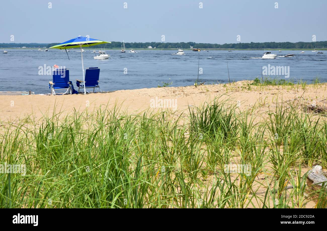 Chaises de plage vides sur la plage avec parasol Banque D'Images