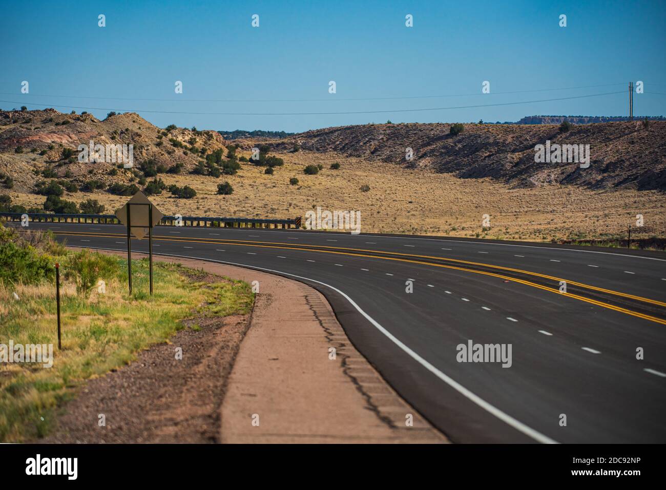 Autoroute En Vacances Route De Campagne De L Utah De L Ouest Pendant La Chaude Journee D Ete Photo Stock Alamy