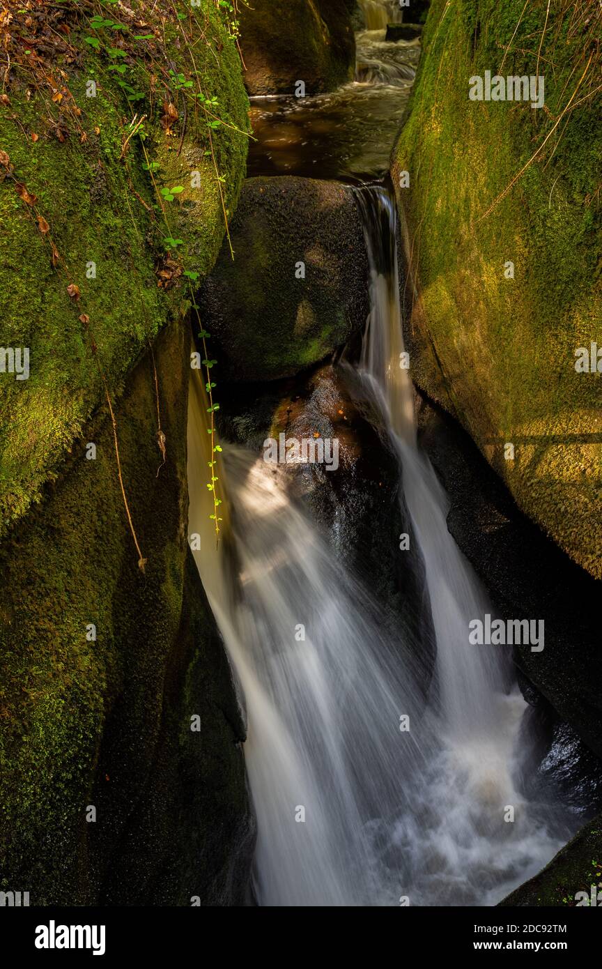 Petite chute d'eau (le Gouffre) dans la forêt de Huelgoat (Bretagne, France) par une journée ensoleillée en été Banque D'Images
