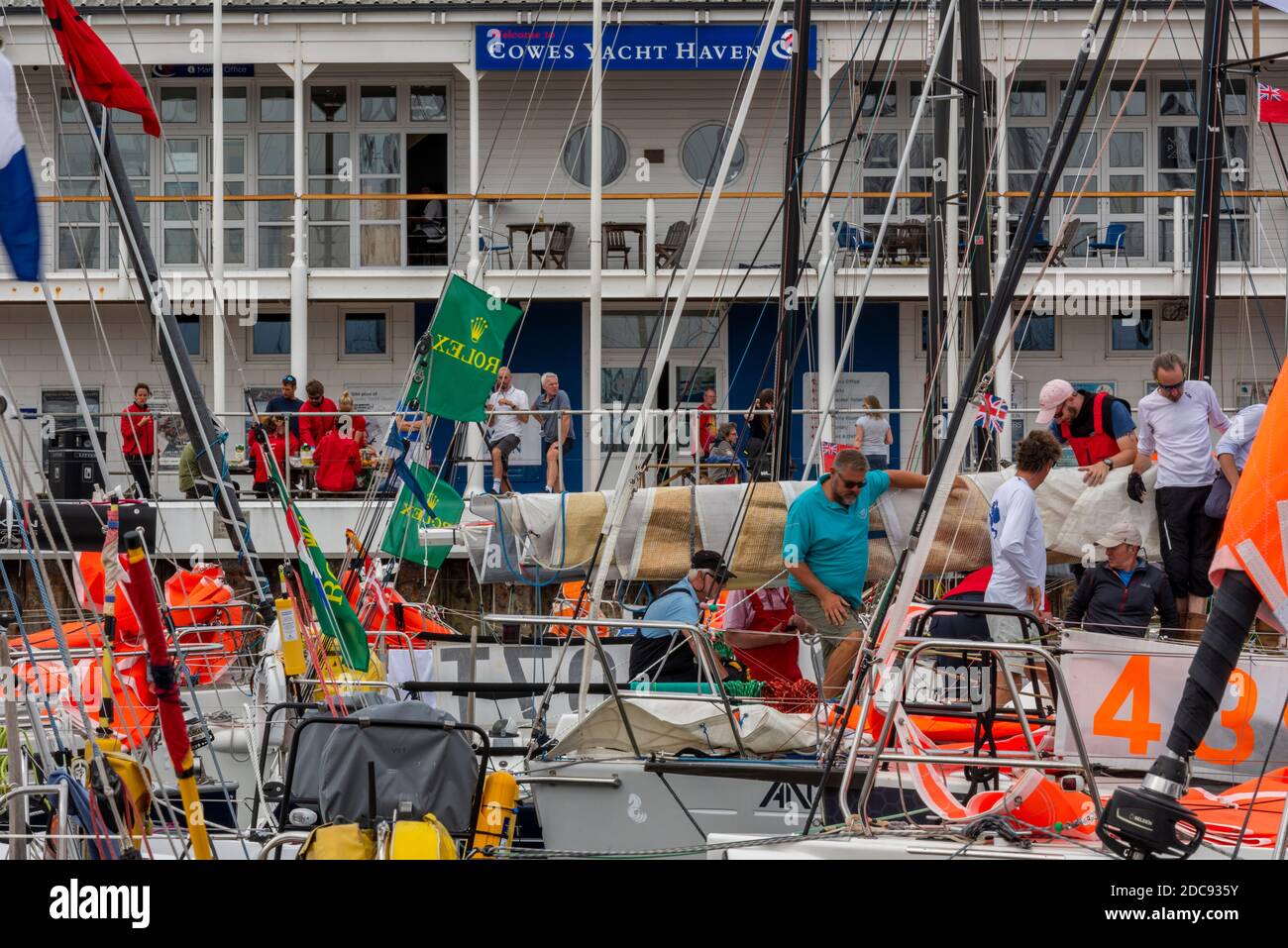 les yachtmen et les équipages se préparent pour le marathon de voile de la course la plus rapide au paradis des yachts de cowes pendant la régate annuelle de la semaine de cowes sur l'île de wight Banque D'Images