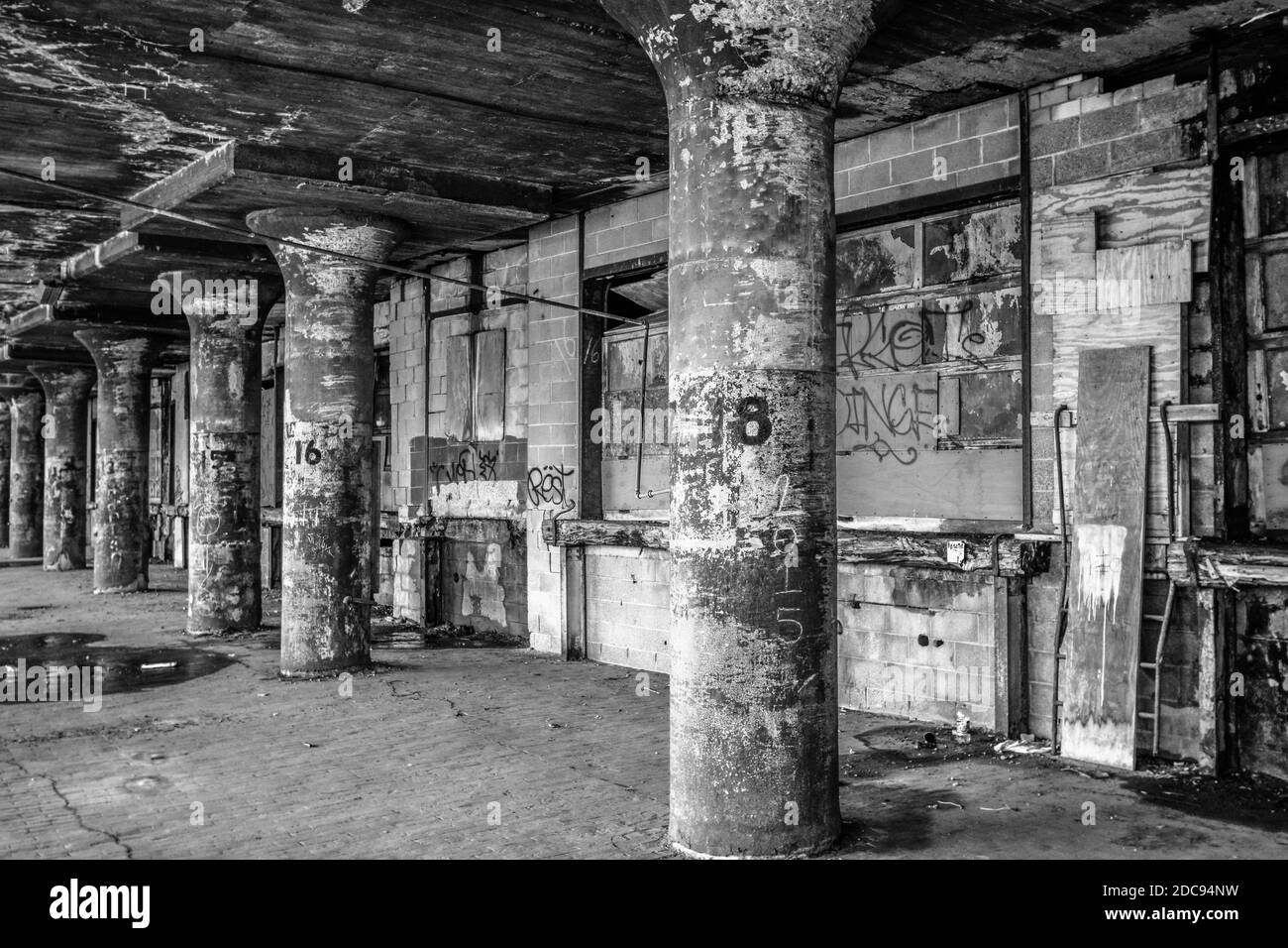 Les anciens et abandonnés quais de chargement d'entrepôt qui tombent en morceaux et désoler Banque D'Images