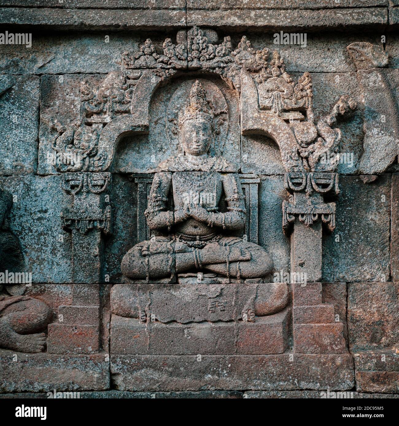 Gros plan photo de détail de la pierre Bas relief sculptures qui borde les murs du temple Borobudur, Yogyakarta, Java, Indonésie, Asie Banque D'Images