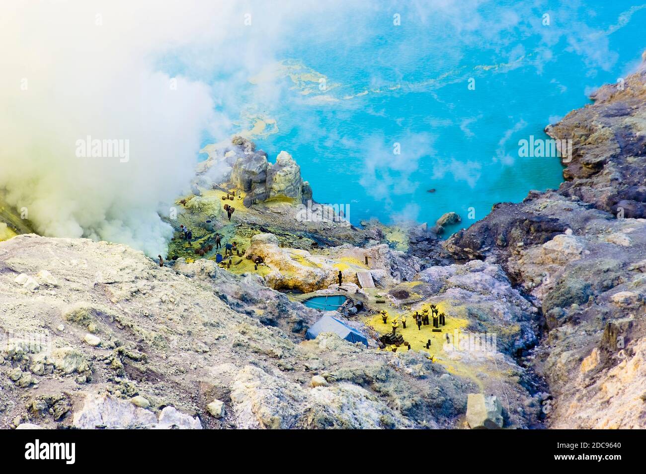 Vue d'oiseaux des mineurs de soufre travaillant par le lac Turquoise Acid Crater à Kawah Ijen, Java, Indonésie, Asie Banque D'Images