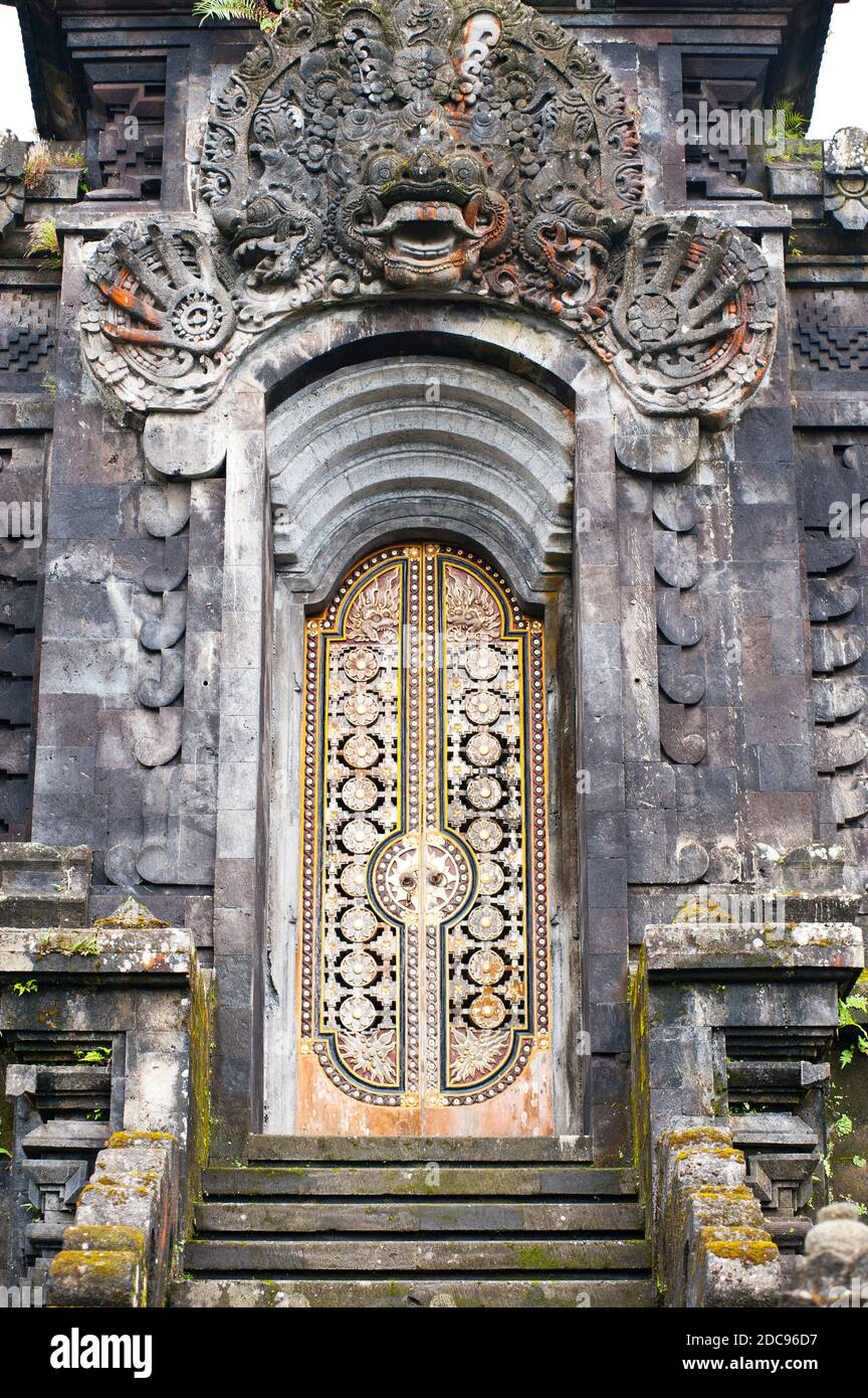 Porte d'or balinaise au Temple Besakih (Temple mère de Besakih, Pura Besakih), Bali, Indonésie, Asie Banque D'Images