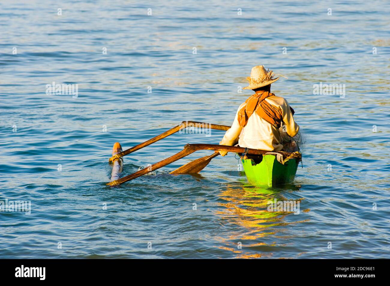 Sortie pour un voyage de pêche au lever du soleil à Kuta Beach, Kuta Lombok, Indonésie, Asie Banque D'Images