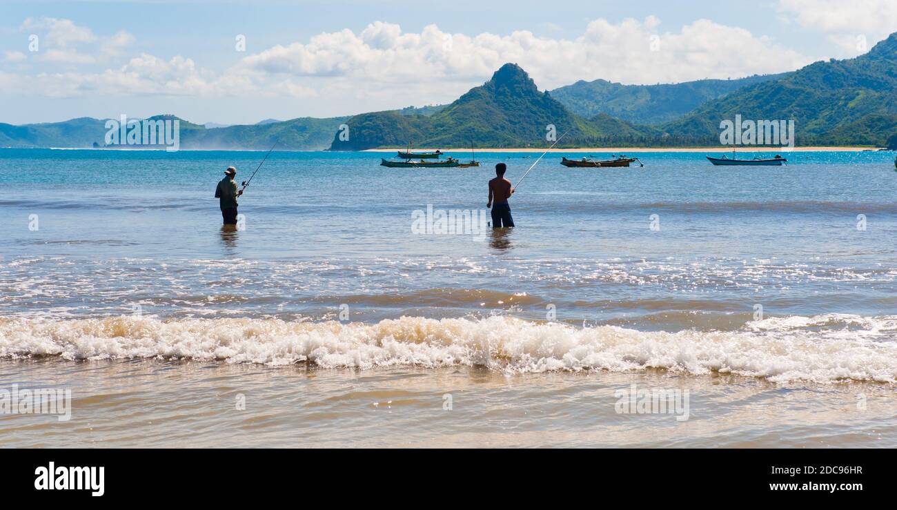 Photo panoramique des pêcheurs de Selong Belanak Beach, Lombok du Sud, Indonésie, Asie Banque D'Images