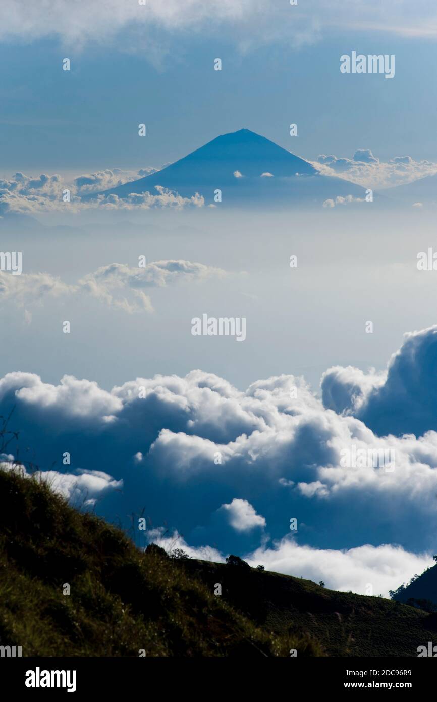 Mont Agung, le plus haut volcan de Bali, s'élevant au-dessus des nuages depuis le camping le premier jour des trois jours Mont Rinjani Trek, Lombok, Indonésie, Asie Banque D'Images