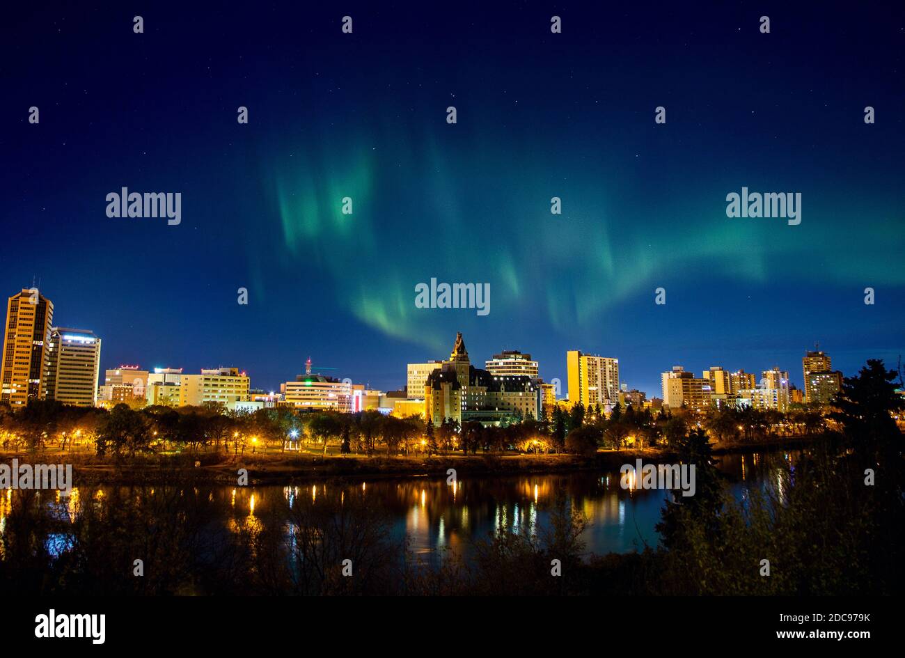 Northern Lights Saskatoon City Skyline Night Photography Banque D'Images