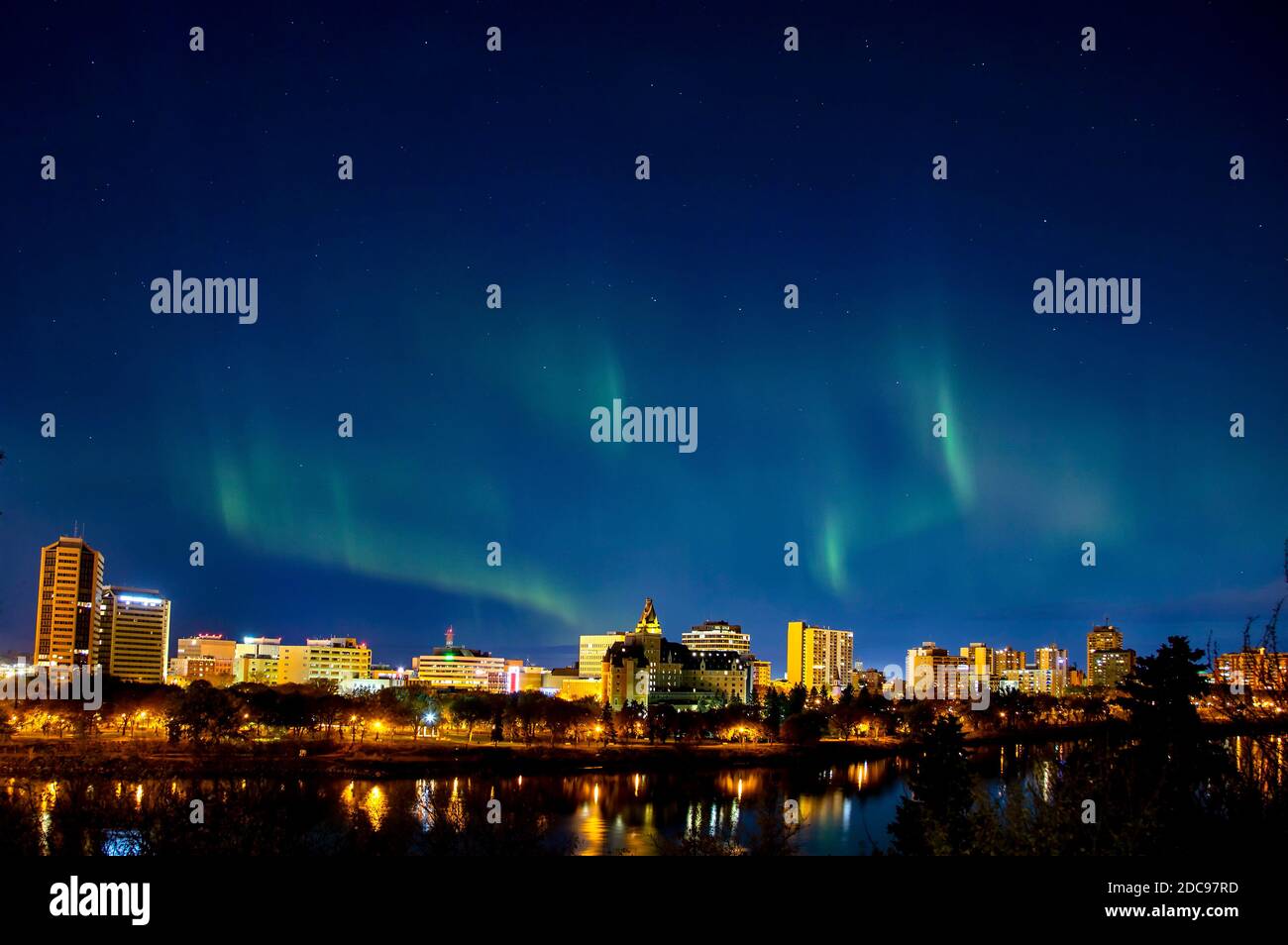 Northern Lights Saskatoon City Skyline Night Photography Banque D'Images