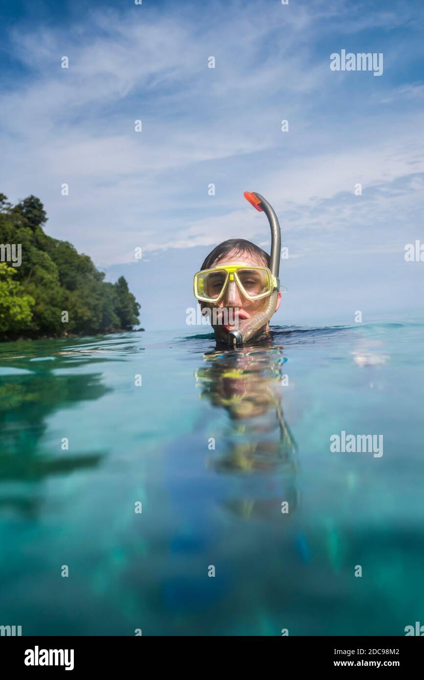 Plongée en apnée à Iboih, île de Pulau Weh, province d'Aceh, Sumatra, Indonésie, Asie, arrière-plan avec espace de copie Banque D'Images