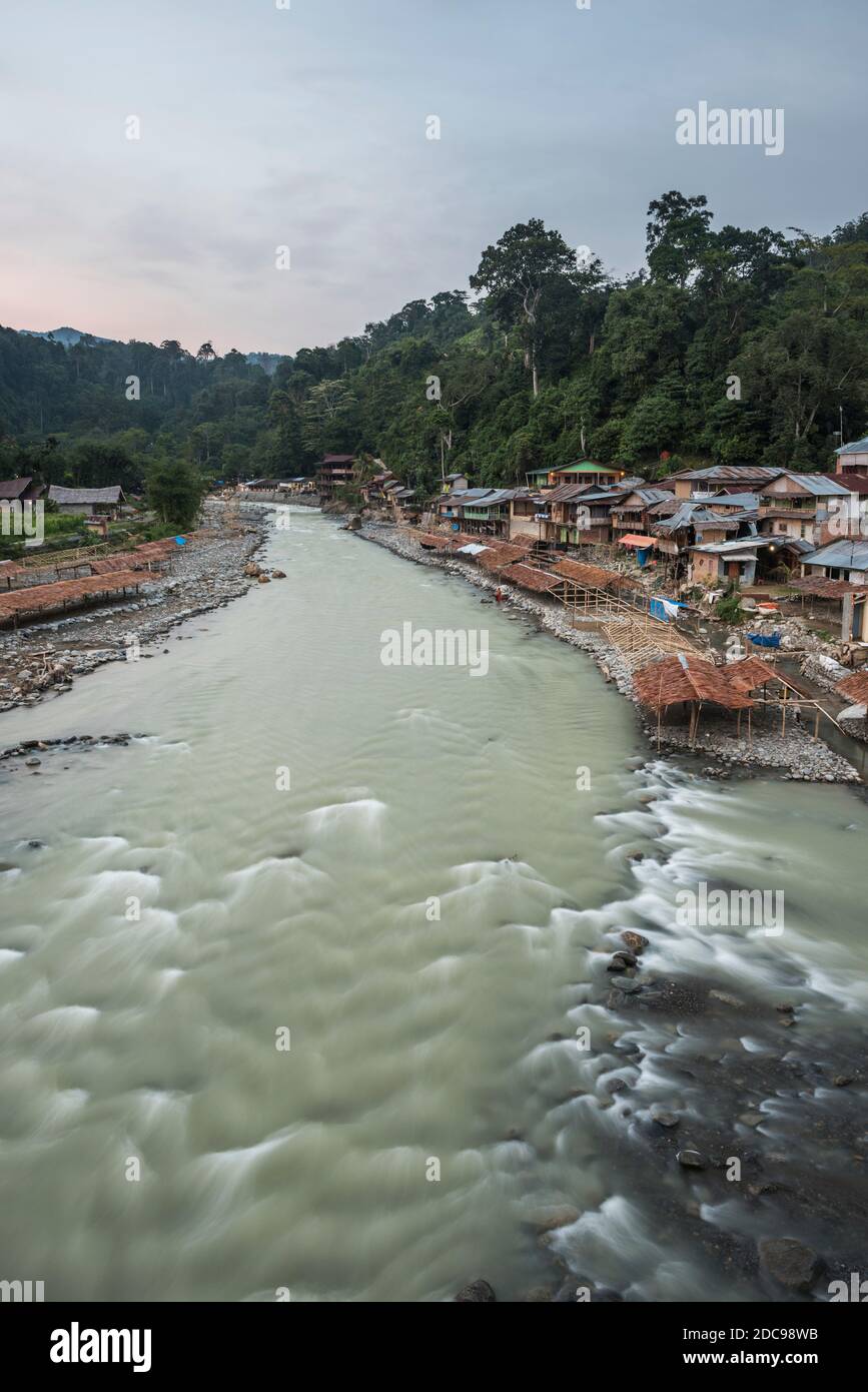 Bukit Lawang au lever du soleil, Parc national Gunung Leuser, Sumatra Nord, Indonésie, Asie Banque D'Images