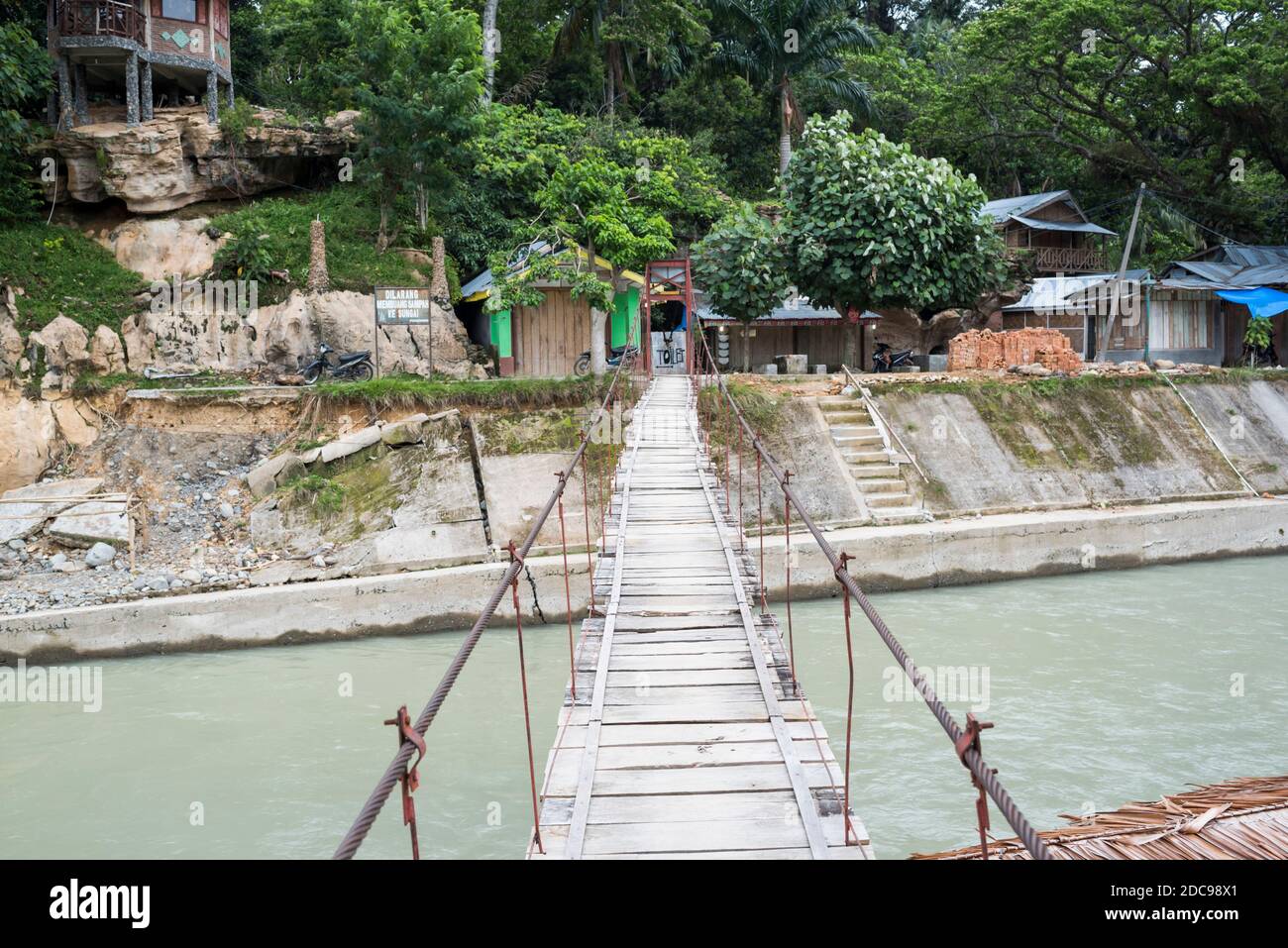 Pont traversant la rivière Bahorok à Bukit Lawang, parc national Gunung Leuser, Sumatra Nord, Indonésie, Asie Banque D'Images