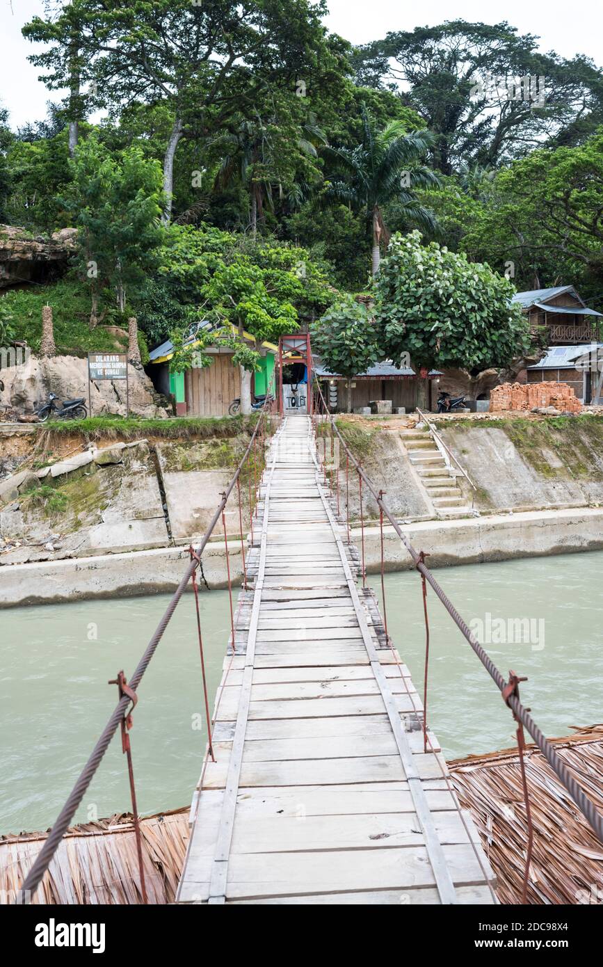 Pont traversant la rivière Bahorok à Bukit Lawang, parc national Gunung Leuser, Sumatra Nord, Indonésie, Asie Banque D'Images