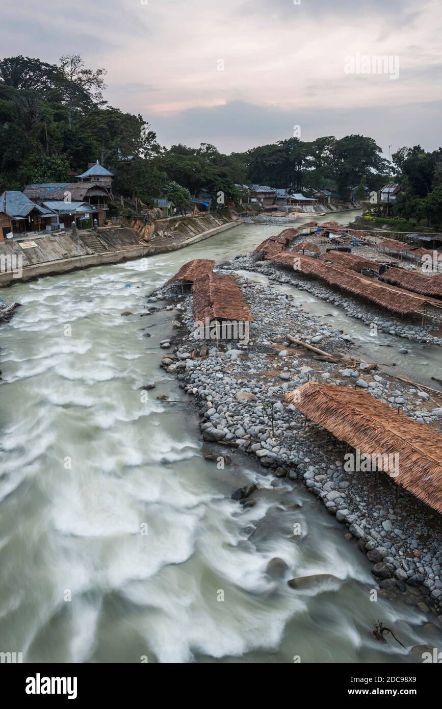 Bukit Lawang au lever du soleil, Parc national Gunung Leuser, Sumatra Nord, Indonésie, Asie Banque D'Images