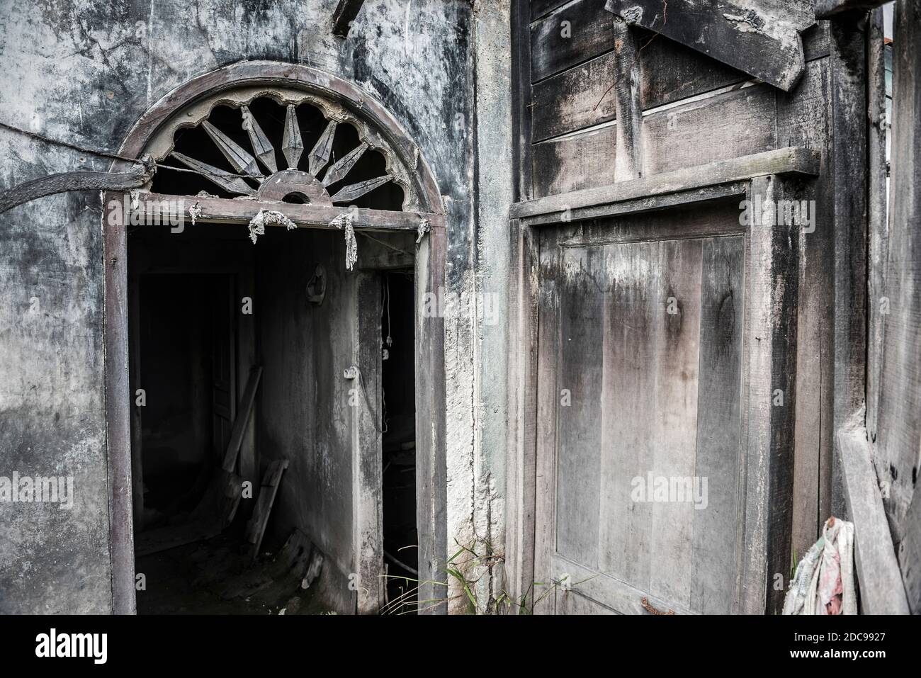 Ruines du village de Guru Kinayan, détruites par l'éruption du volcan Sinabung, Berastagi (Brastagi), Sumatra Nord, Indonésie, Asie Banque D'Images