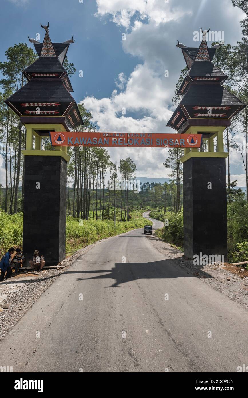 Camp d'évacuation pour les personnes dans la zone de danger du volcan Sinabung, Berastagi (Brastagi), Sumatra Nord, Indonésie, Asie Banque D'Images