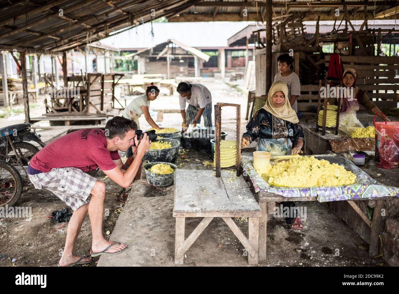 Photographe prenant une photo de la production Krupuk (Kroepoek), Bukittinggi, Sumatra Ouest, Indonésie, Asie Banque D'Images