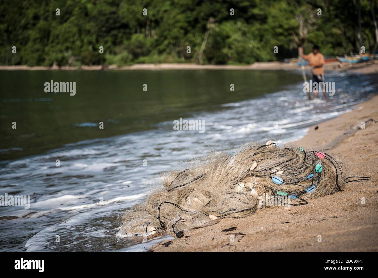 Filets de pêche sur la plage du village de pêcheurs Sungai Pinang, près de Padang à Sumatra Ouest, Indonésie, Asie Banque D'Images