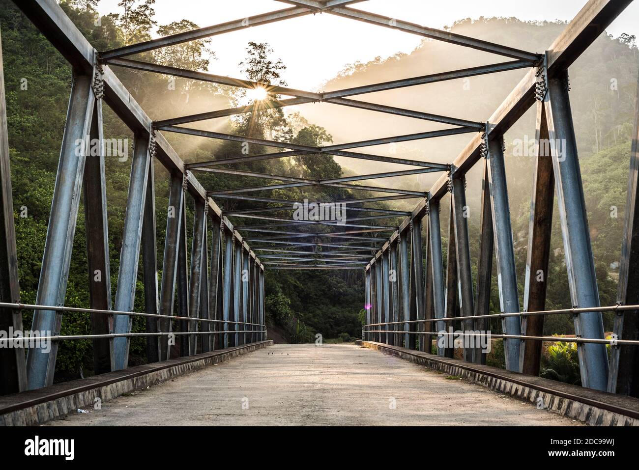 Pont à Sungai Pinang, un village indonésien traditionnel près de Padang à Sumatra Ouest, Indonésie, Asie Banque D'Images