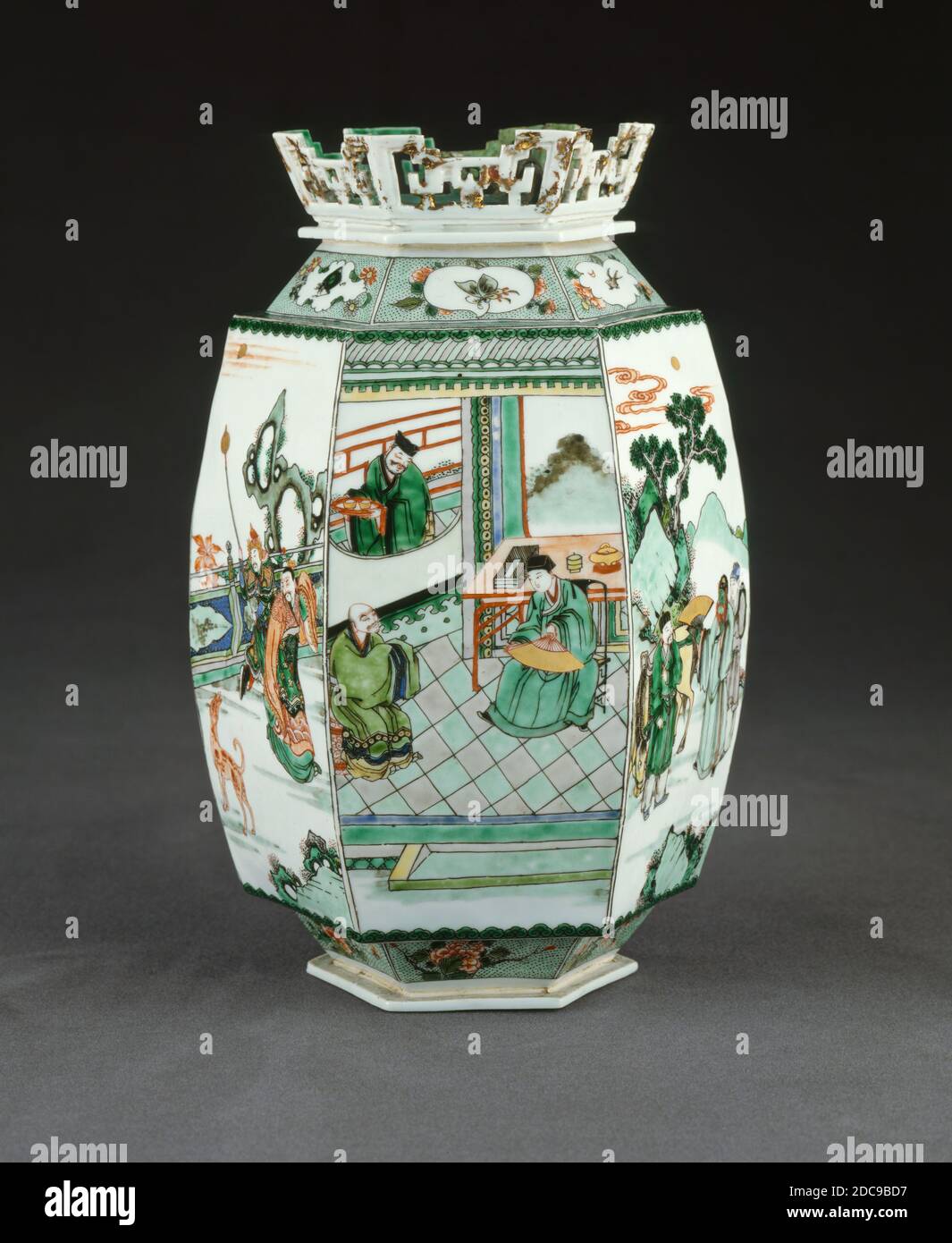 Dynastie chinoise Qing, (artiste), lanterne hexagonale, période Kangxi, 1662/1722, porcelaine avec émail verté de famille sur le biscuit, total: 28.5 x 19 cm (11 1/4 x 7 1/2 po Banque D'Images