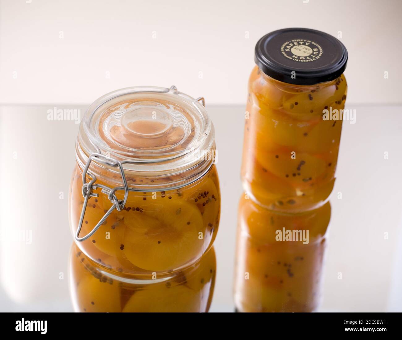 Fruits marinés dans des pots en verre Banque D'Images