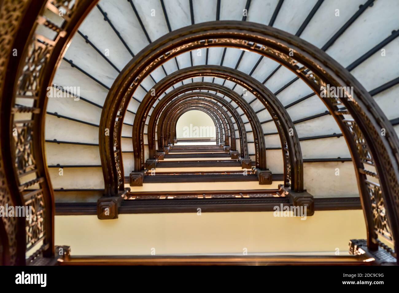 vue à angle bas des marches de l'escalier en spirale Banque D'Images