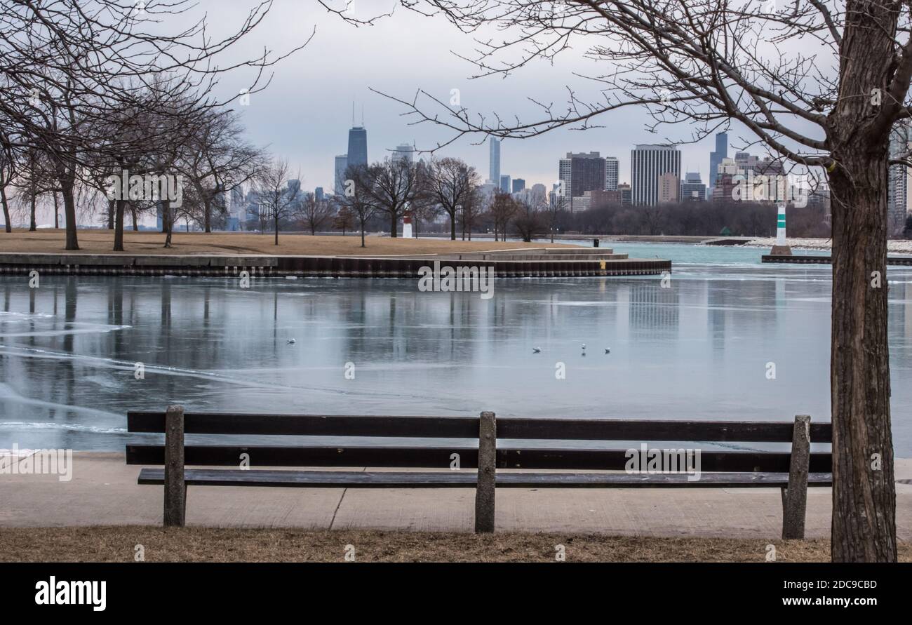 vue sur la ville en hiver, sur le lac gelé Banque D'Images