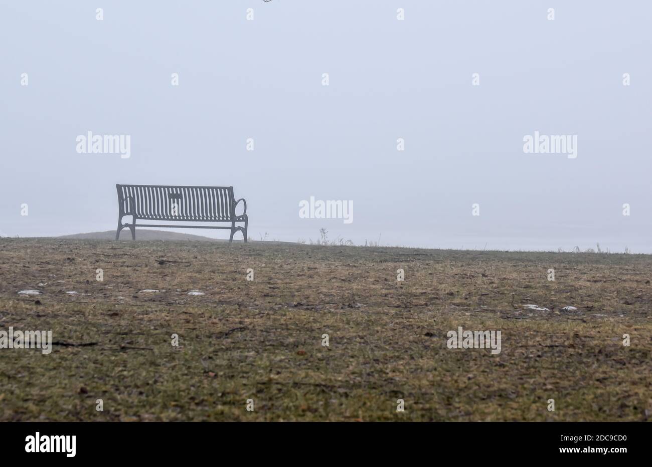Vider le banc du parc dans le parc le matin brumeux Banque D'Images