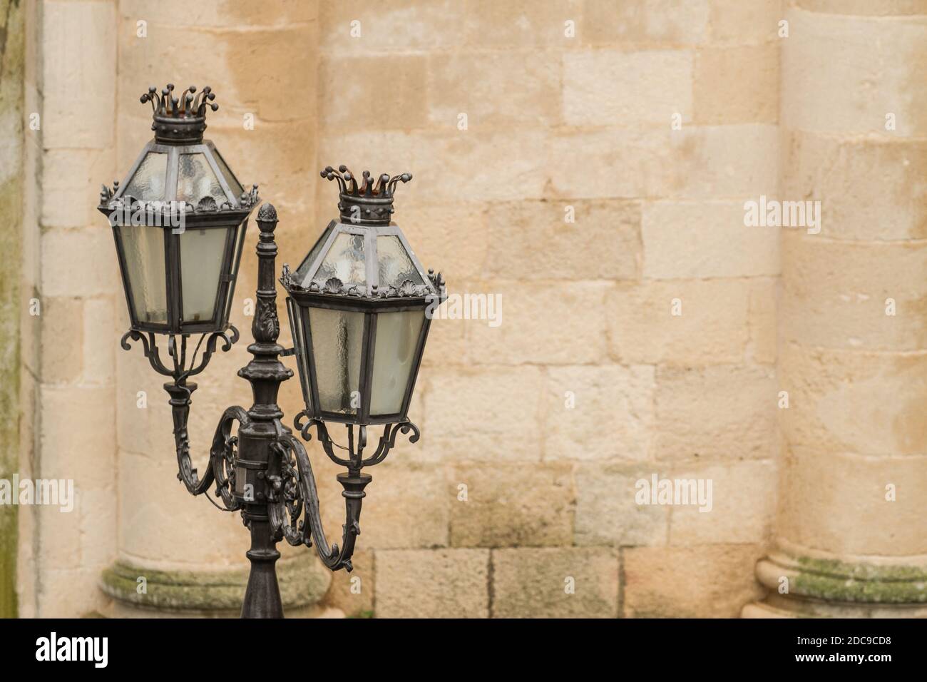 Lanterne de rue Old World dans la ville sicilienne. Banque D'Images