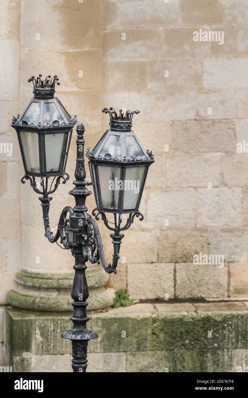 Lanterne de rue Old World dans la ville sicilienne. Banque D'Images