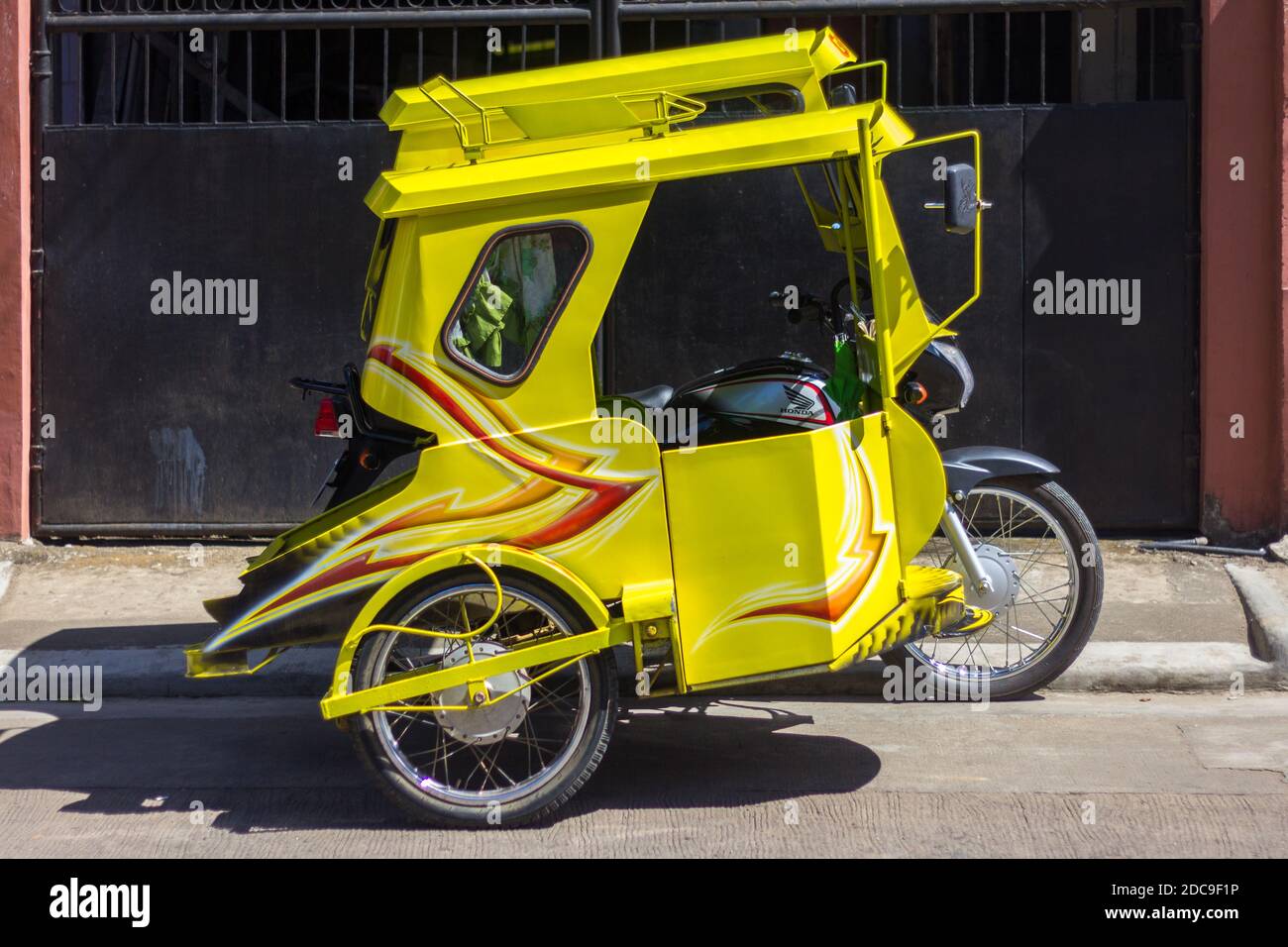 Un tricycle jaune, un véhicule de tourisme local à Biliran, Philippines Banque D'Images