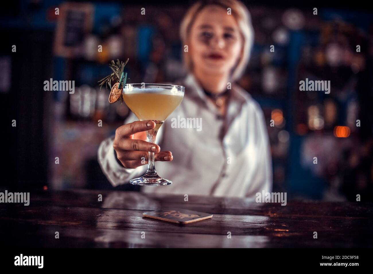 La jolie barbeller décorera la discothèque de façon colorée Banque D'Images