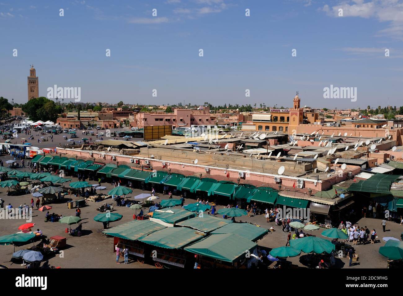 Maroc Marrakech - vue panoramique sur la place Djemaa el Fna et du marché Banque D'Images