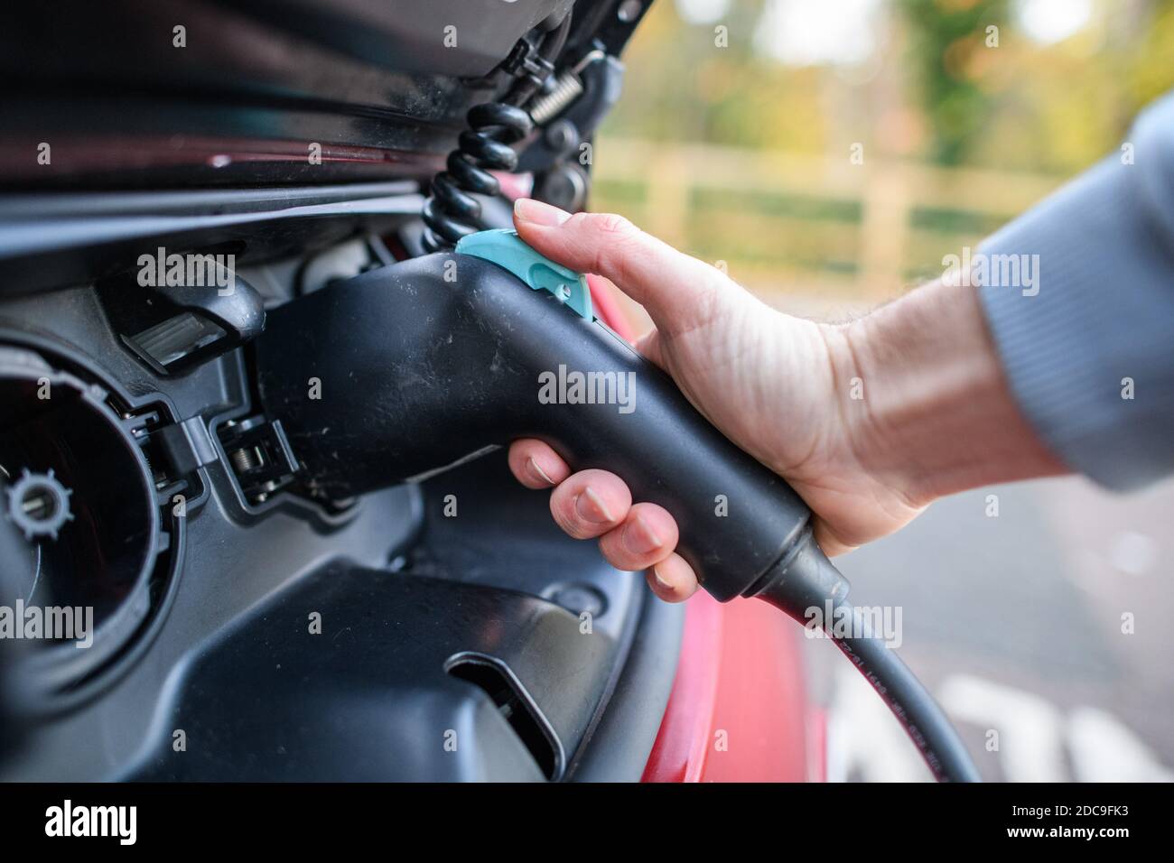Une voiture électrique se recharge à un point de recharge public à Londres, alors que le gouvernement a annoncé que les ventes de nouvelles voitures essence et dieles seront interdites de forme 2030. Date de la photo : vendredi 20 novembre 2020. Le crédit photo devrait se lire: Matt Crossick/Empics Banque D'Images