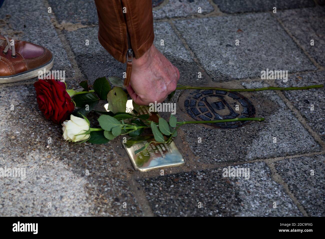 13.10.2020, Brême, Brême, Allemagne - Pierre d'achoppement fraîchement posée. Les pierres d'achoppement sont utilisées dans toute l'Allemagne pour donner un nom aux déportés nazis Banque D'Images