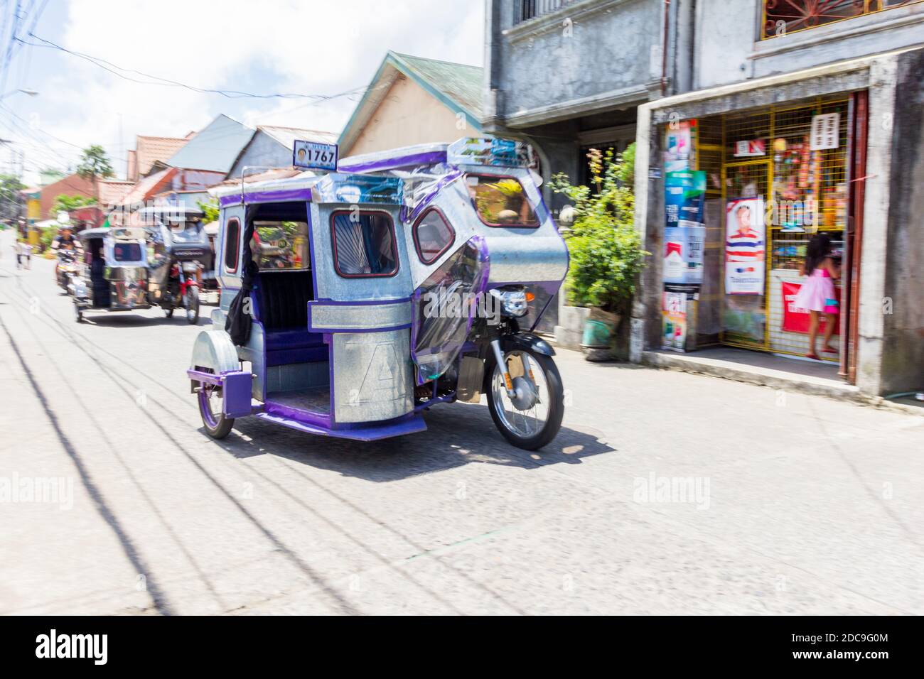 Un tricycle construit sur mesure, une voiture de tourisme locale à Quezon, Philippines Banque D'Images