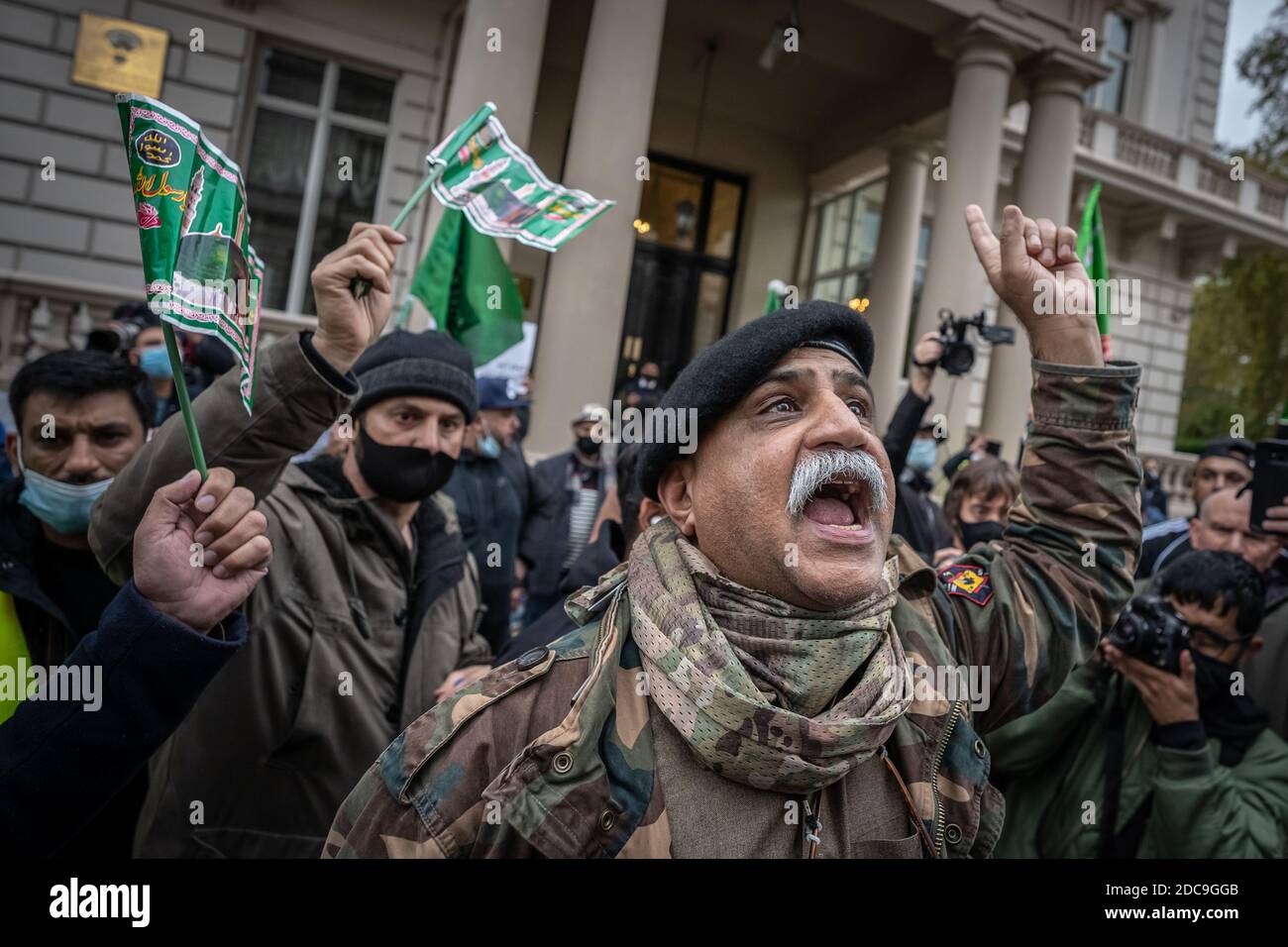 Des centaines de musulmans britanniques protestent devant l'ambassade de France à Londres contre les caricatures satiriques anti-musulmanes publiées par Charlie Hebdo. Banque D'Images