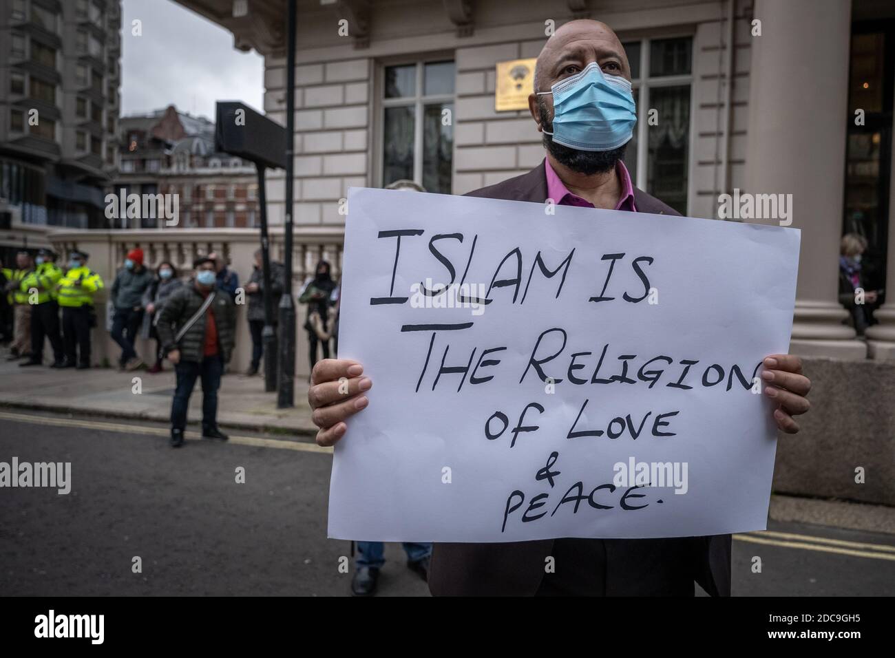 Des centaines de musulmans britanniques protestent devant l'ambassade de France à Londres contre les caricatures satiriques anti-musulmanes publiées par Charlie Hebdo. Banque D'Images