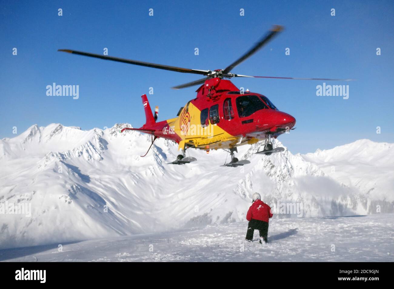 04.02.2019, Schruns, Vorarlberg, Autriche - hélicoptère de secours au-dessus de la pente. 00S190204D821CAROEX.JPG [AUTORISATION DU MODÈLE : NON, AUTORISATION DU PROPRIÉTAIRE : Banque D'Images