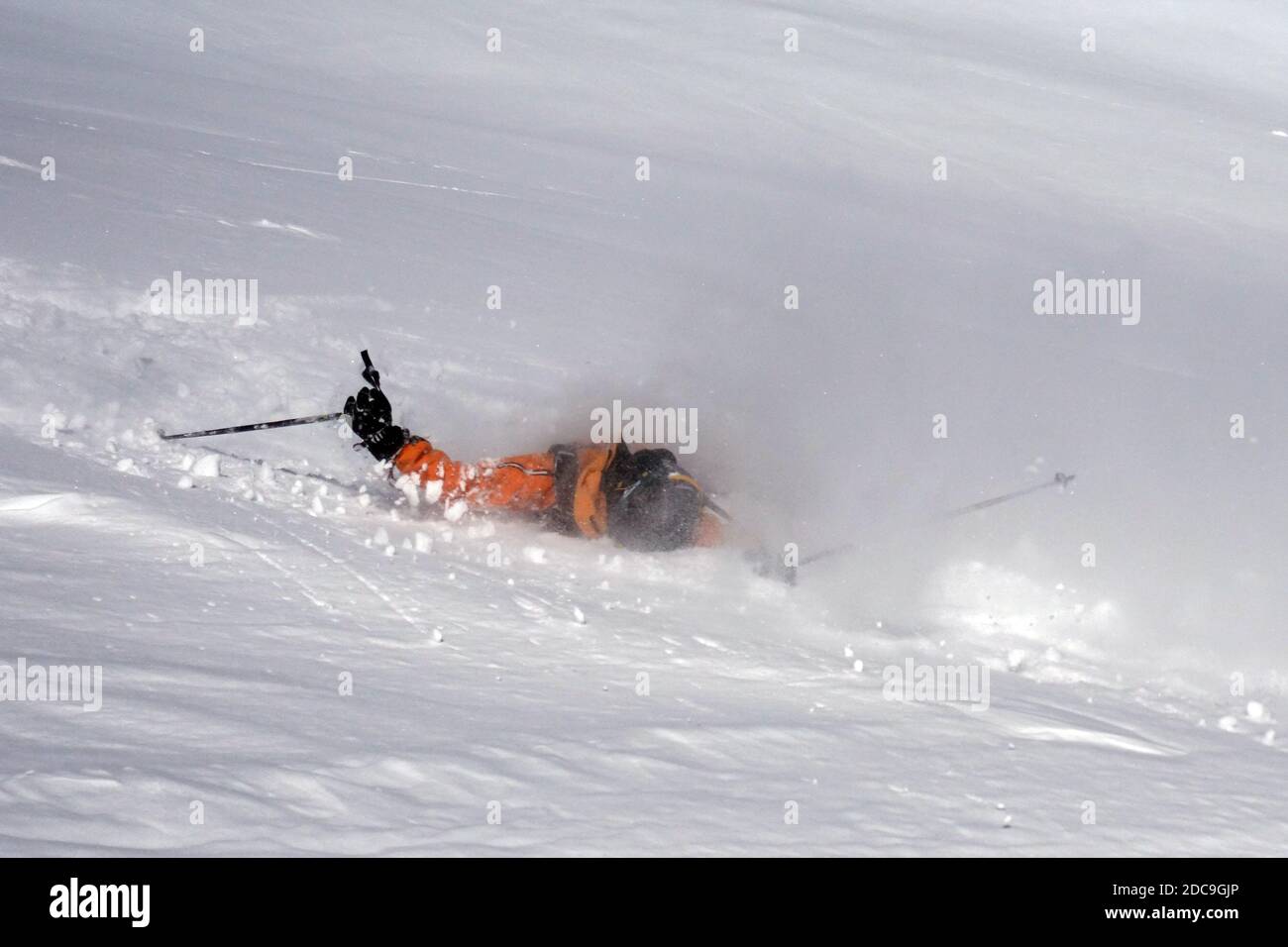 08.02.2019, Schruns, Vorarlberg, Autriche - personne tombe pendant le ski. 00S190208D557CAROEX.JPG [AUTORISATION DU MODÈLE : OUI, AUTORISATION DU PROPRIÉTAIRE : NON (c) image de CARO Banque D'Images