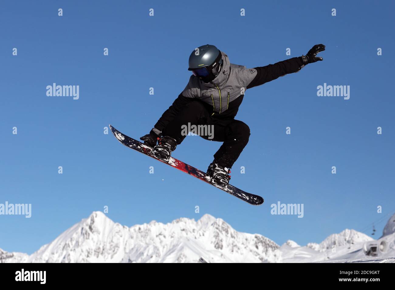 04.02.2019, Schruns, Vorarlberg, Autriche - adolescent est le snowboard. 00S190204D550CAROEX.JPG [AUTORISATION DU MODÈLE : OUI, AUTORISATION DU PROPRIÉTAIRE : NON (c) images de Caro Banque D'Images