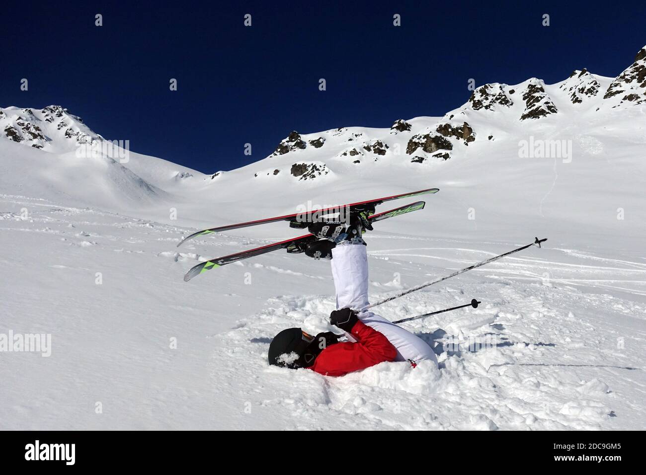 08.02.2019, Schruns, Vorarlberg, Autriche - la femme est tombée en ski. 00S190208D831CAROEX.JPG [AUTORISATION DU MODÈLE : NON, AUTORISATION DU PROPRIÉTAIRE : NON (c) images de CARO / Banque D'Images
