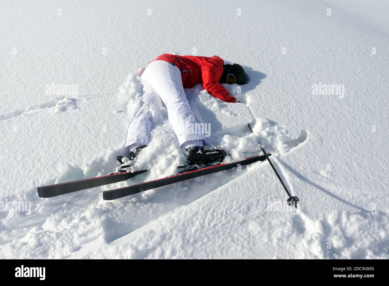 08.02.2019, Schruns, Vorarlberg, Autriche - la femme est tombée en ski. 00S190208D830CAROEX.JPG [AUTORISATION DU MODÈLE : NON, AUTORISATION DU PROPRIÉTAIRE : NON (c) caro im Banque D'Images