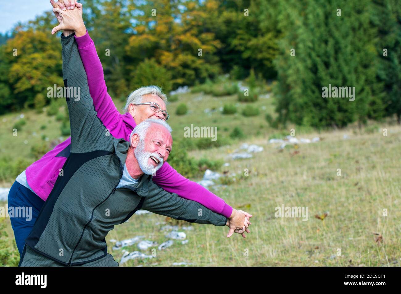 Un couple de personnes âgées souriant dans la nature. Grands-parents, automne. Banque D'Images
