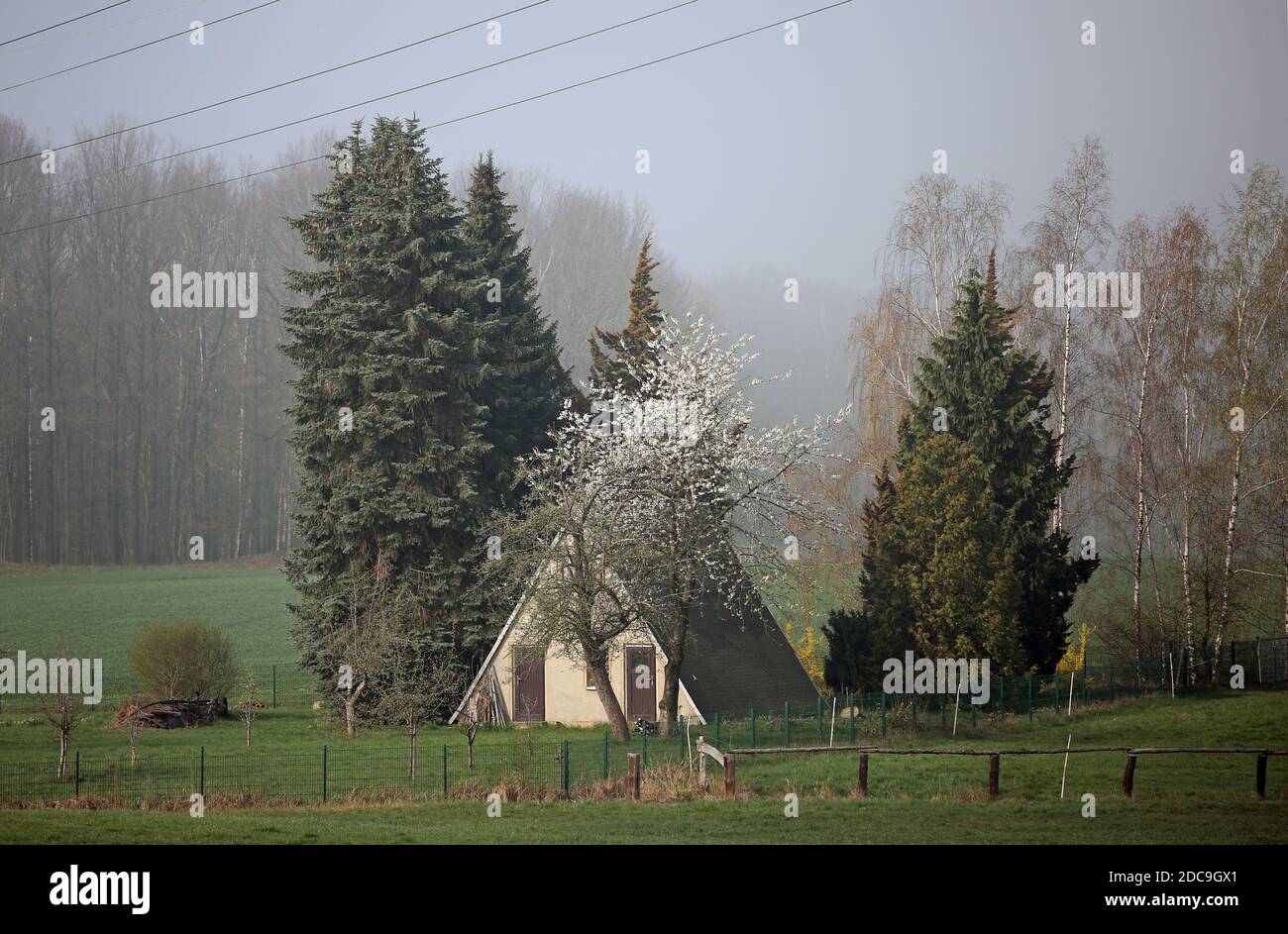 06.04.2019, Glasten, Saxe, Allemagne - Allemagne, Kate avec un toit au sol profond. 00S190406D406CAROEX.JPG [AUTORISATION DU MODÈLE : NON APPLICABLE, AUTORISATION DU PROPRIÉTAIRE Banque D'Images