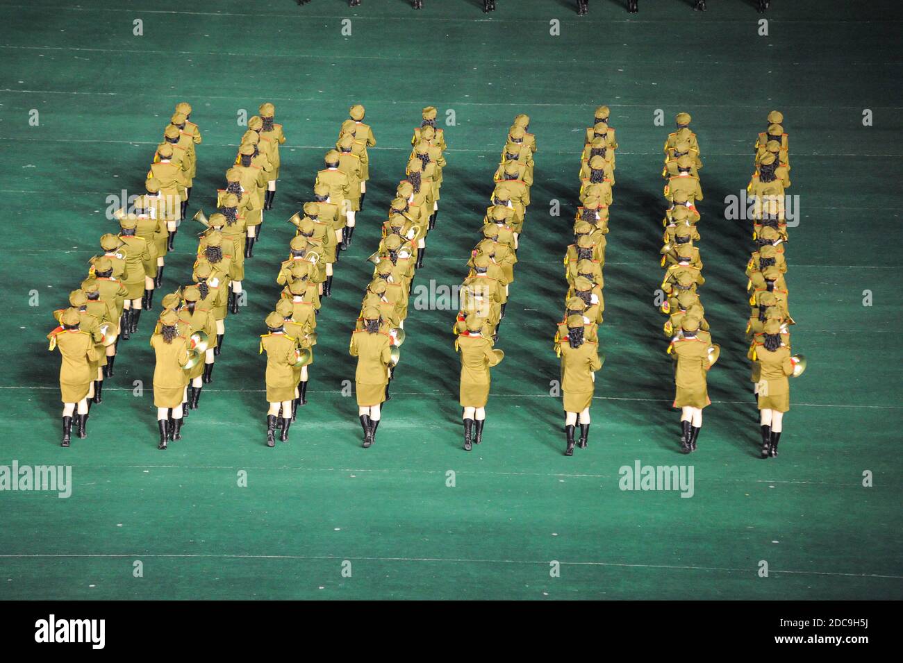 08.08.2012, Pyongyang, , Corée du Nord - UN groupe militaire féminin jouera de la musique de cuivre pendant le Festival Arirang et les Jeux de masse en Corée du Nord Banque D'Images