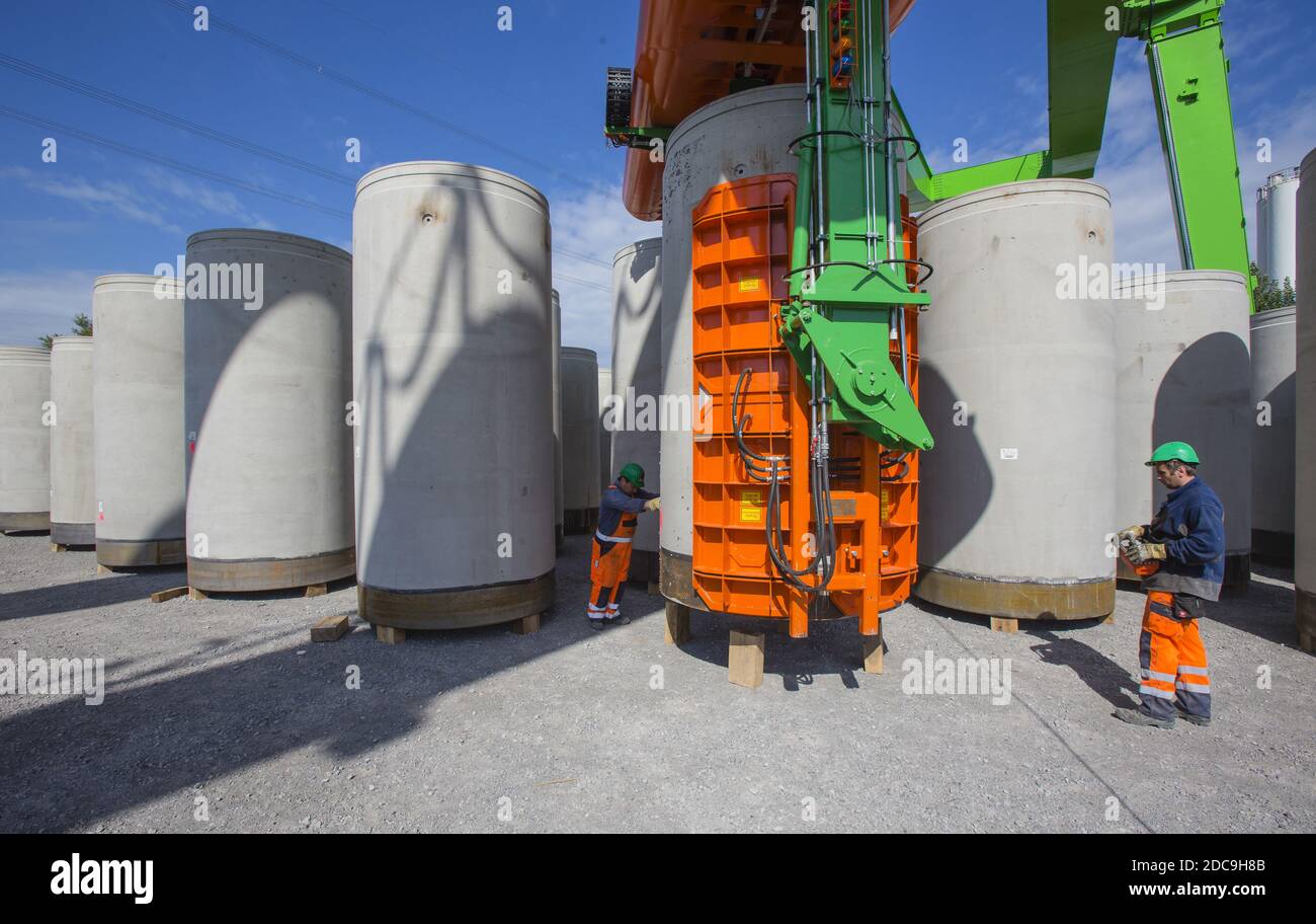 30.09.2020, Gelsenkirchen, Rhénanie-du-Nord-Westphalie, Allemagne - tuyaux de Sewerage dans une usine de béton, les tuyaux d'assainissement pour le transport sont assemblés dans l'entrepôt Banque D'Images