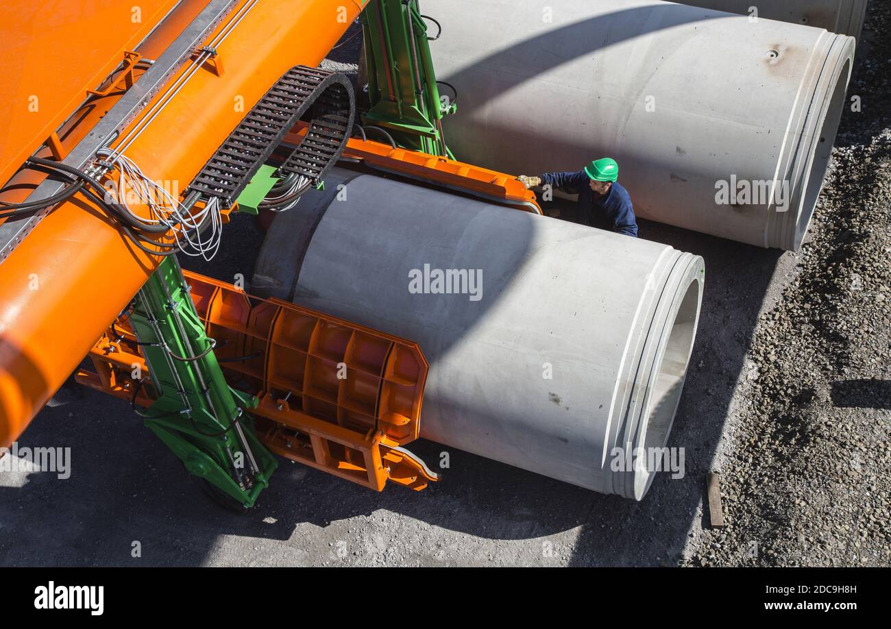 30.09.2020, Gelsenkirchen, Rhénanie-du-Nord-Westphalie, Allemagne - tuyaux d'égout dans l'usine de béton, les tuyaux d'égout pour le transport sont assemblés dans l'entrepôt Banque D'Images