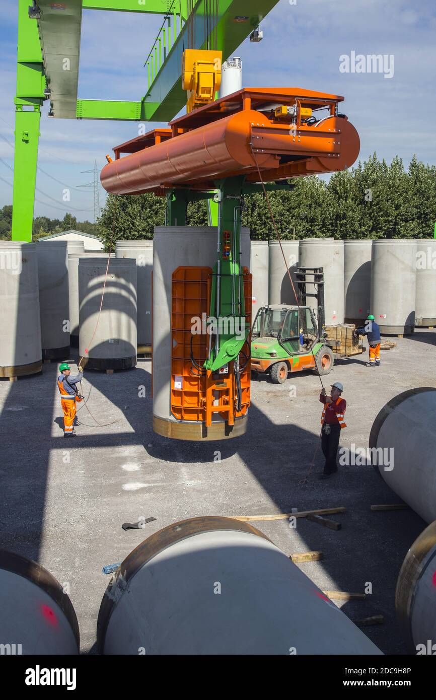 30.09.2020, Gelsenkirchen, Rhénanie-du-Nord-Westphalie, Allemagne - tuyaux d'égout dans l'usine de béton, les tuyaux d'égout sont assemblés pour le transport dans l'entrepôt Banque D'Images